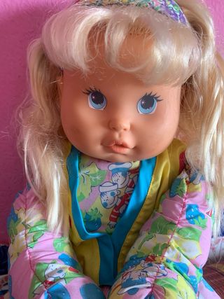 Muñeca Famosa 95 Camina Contigo 70 centimetros