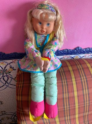 Muñeca Famosa 95 Camina Contigo 70 centimetros