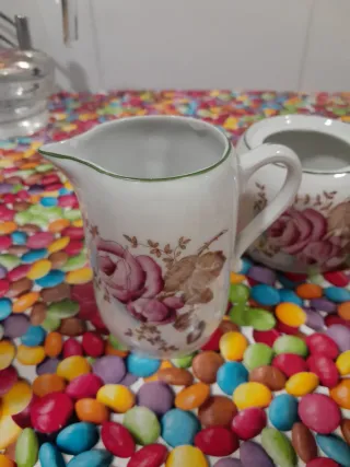 Jarra y azucarero antiguos con rosas