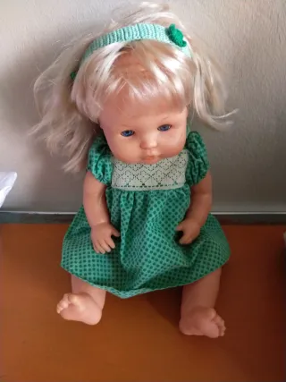 Muñeca vintage rubia con vestido verde