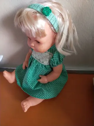Muñeca vintage rubia con vestido verde