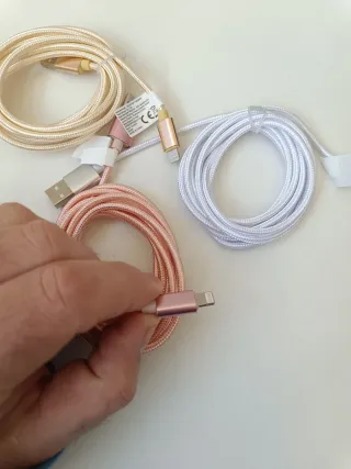 Tre Cavi Lightning e USB colorati