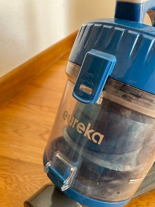 Aspiradora Eureka azul y gris