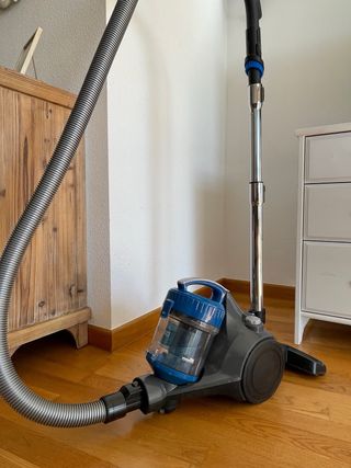 Aspiradora Eureka azul y gris