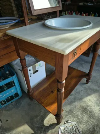 Lavabo antiguo de mármol y madera