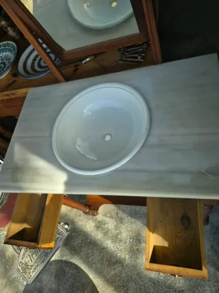 Lavabo antiguo de mármol y madera