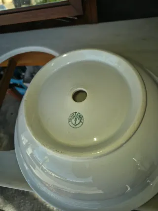 Lavabo antiguo de mármol y madera