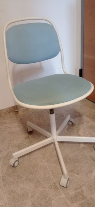 Silla de escritorio azul y blanca