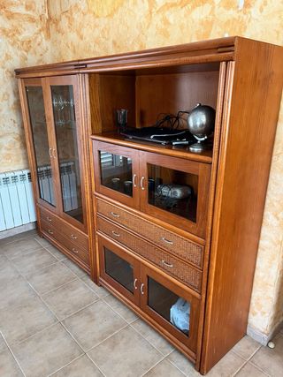 Vitrina de madera y mimbre