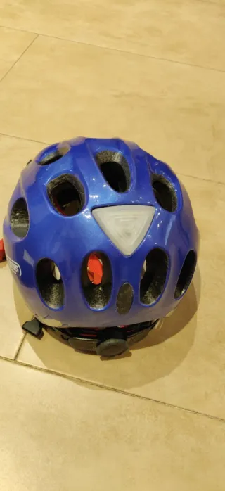 Casco infantil ciclismo Abus azul con luz trasera.