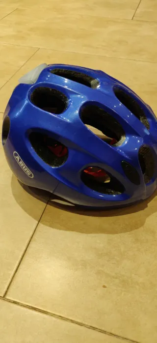 Casco infantil ciclismo Abus azul con luz trasera.