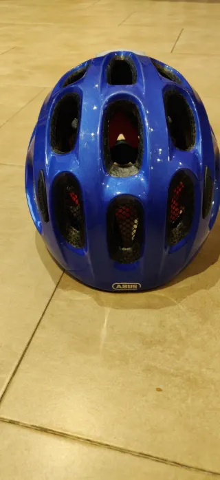 Casco infantil ciclismo Abus azul con luz trasera.