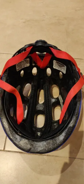 Casco infantil ciclismo Abus azul con luz trasera.