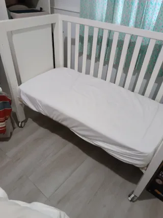 Cuna blanca convertible en sofá