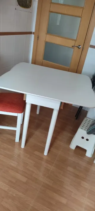 Mesa de cocina blanca extensible.