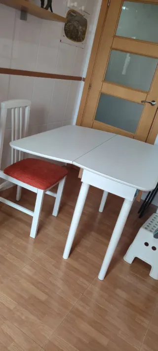 Mesa de cocina blanca extensible.