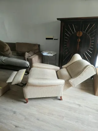 Sillón orejero de tela a rayas