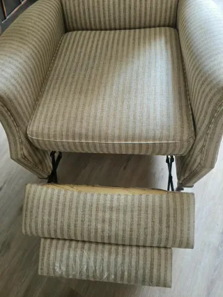 Sillón orejero de tela a rayas