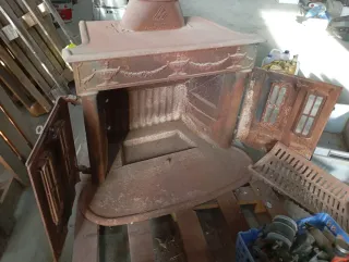 Estufa de leña rústica de hierro fundido