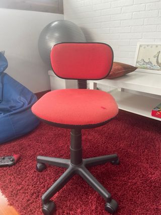 Silla de oficina roja con ruedas