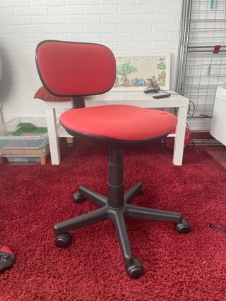 Silla de oficina roja con ruedas