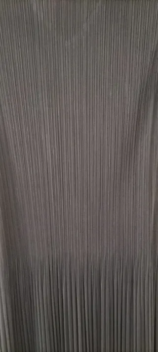 Vestido plisado gris cobalto con doble capa.