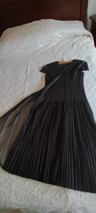 Vestido plisado gris cobalto con doble capa.