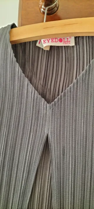 Vestido plisado gris cobalto con doble capa.