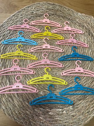 Lote 16 perchas Famosa Nancy