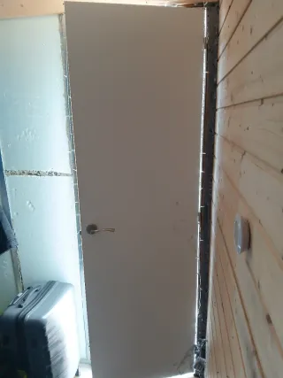 Puerta blanca con manilla