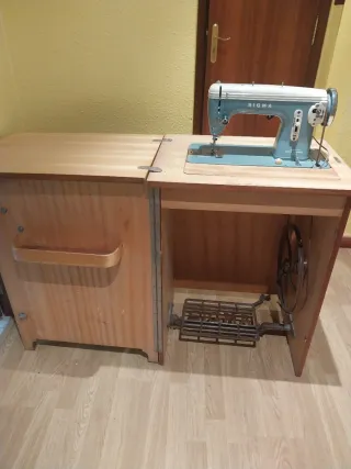 Máquina de coser Sigma con mueble