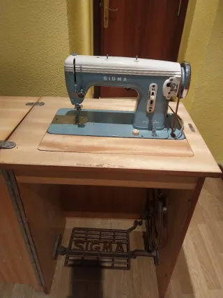 Máquina de coser Sigma con mueble
