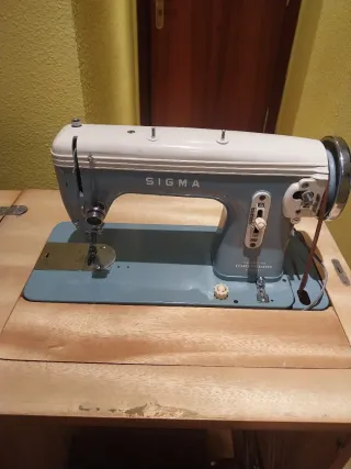 Máquina de coser Sigma con mueble