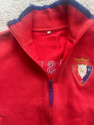 Chaqueta infantil roja con escudo
