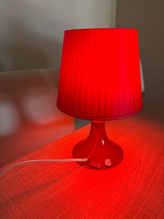 Lámpara de mesa roja vintage Ikea