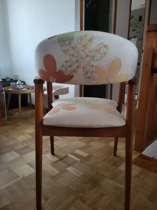 Sillas de salón con flores