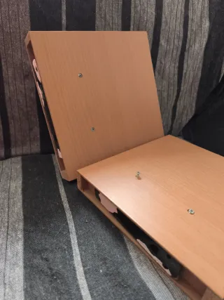 Estantes de madera marrones