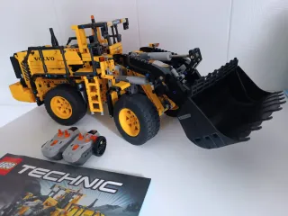 Lego Technic 42030 Volvo Cargadora