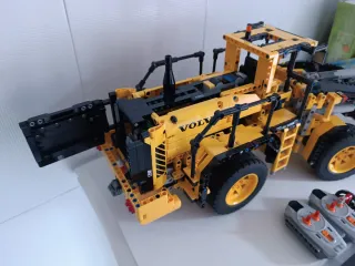 Lego Technic 42030 Volvo Cargadora