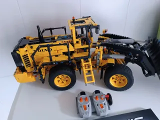 Lego Technic 42030 Volvo Cargadora