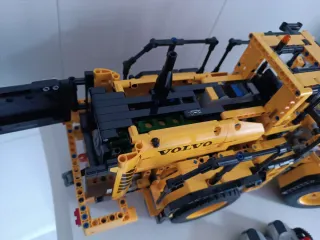 Lego Technic 42030 Volvo Cargadora