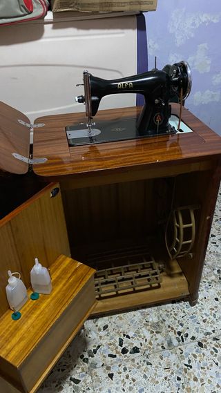 Máquina de coser Alfa antigua