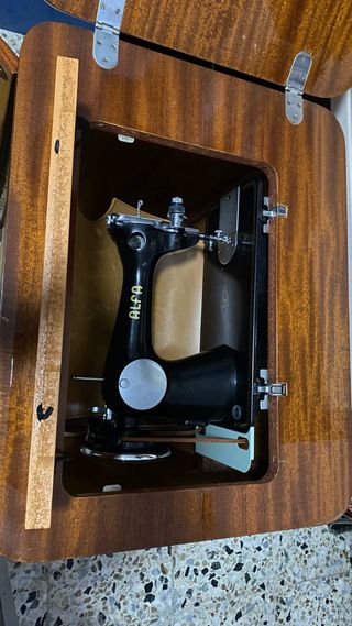 Máquina de coser Alfa antigua