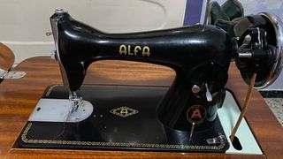 Máquina de coser Alfa antigua