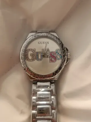 Reloj Guess plateado con detalles rosas