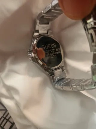 Reloj Guess plateado con detalles rosas