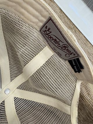 Gorra beige con flamenco inflable