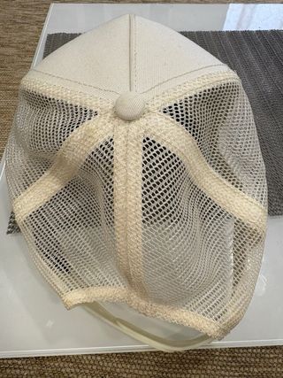 Gorra beige con flamenco inflable