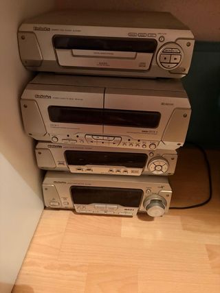 Equipo de música Technics con altavoces