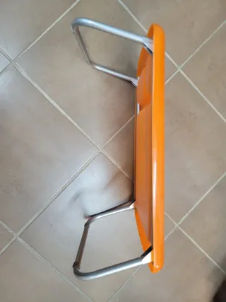 Bandeja naranja para cama